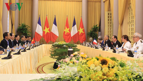 ປະທານາທິບໍດີ ຝລັ່ງ Francois Hollande ເລີ່ມຕົ້ນການຢ້ຽມຢາມຫວຽດນາມ